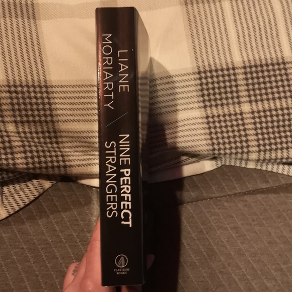 Nine Perfect Strangers - Picture 3 of 4